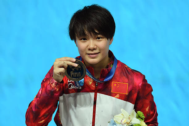 伏明霞首次问鼎世界冠军的年龄是多少?