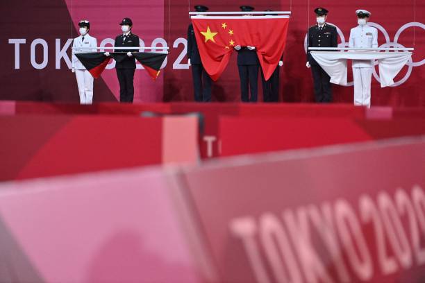 球拍角度揭秘：为什么上旋球会弹跳更高？