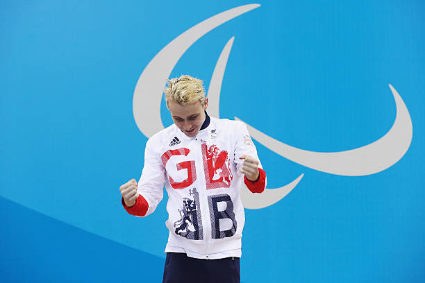 游泳比赛精彩瞬间：冠军冲刺的激动时刻