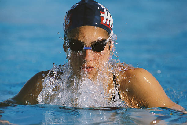 女性游泳爱好者必看：长期游泳的优缺点图解