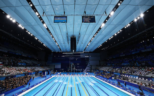 梦见游泳的女性：解读梦境中的情感流动