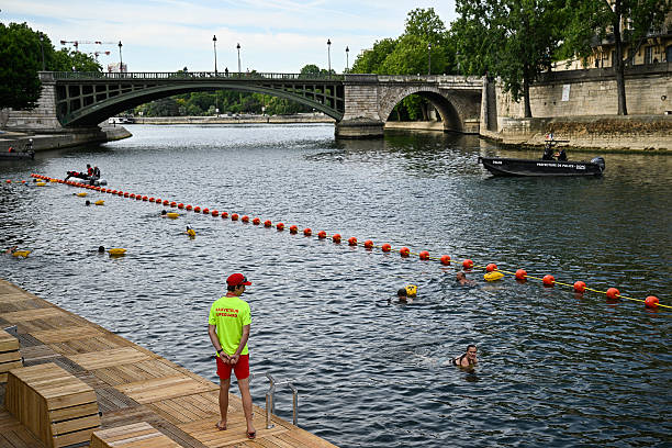 为什么游泳翻滚转身总是歪斜？原因分析与解决方案