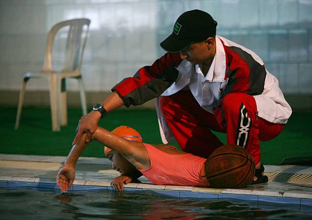 游泳是否安全?研究显示泳池水可能降低病毒传播风险