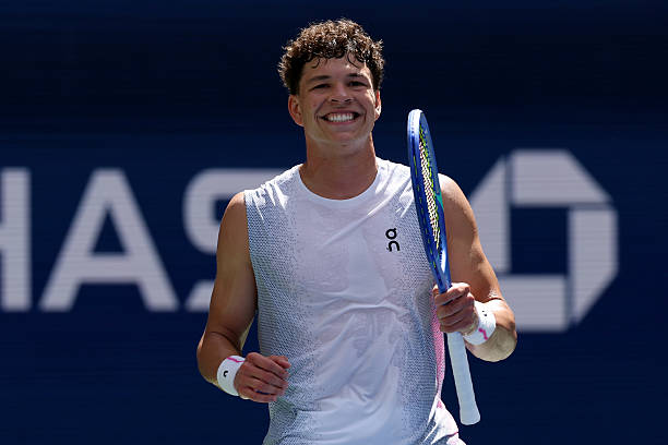 左手网球女运动员:打破常规的赛场优势