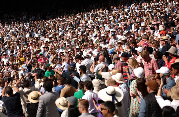 网球双打中的方向控制策略：与搭档的配合与战术执行