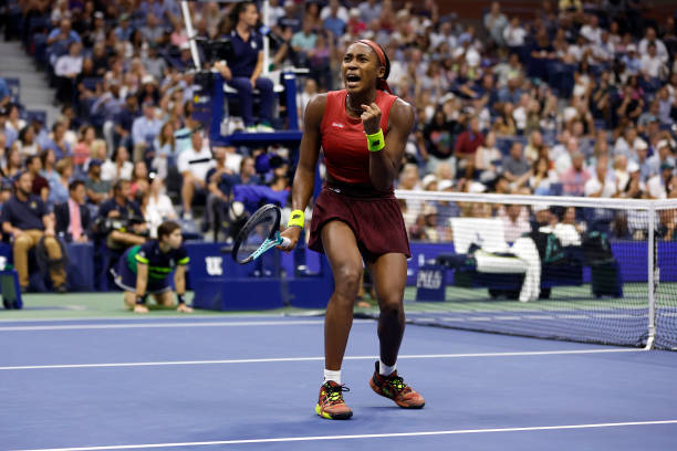 为什么网球双打场地比单打场地更宽?