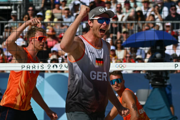 边裁在排球比赛中的站位与移动规范