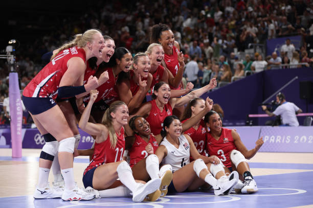 排球场地设施要求:网高、灯光与地面材质