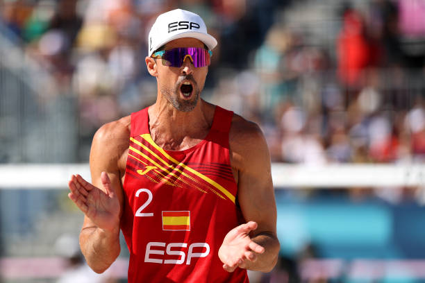 副攻手在排球中的双重角色：拦网与快攻