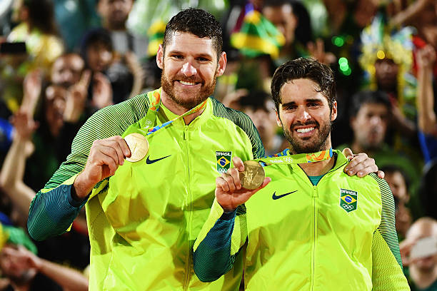 初学者必看：掌握排球击球点，不再打偏