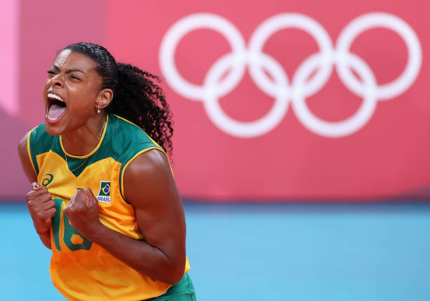 排球发球姿势详解：上手发球与下手发球的动作图解